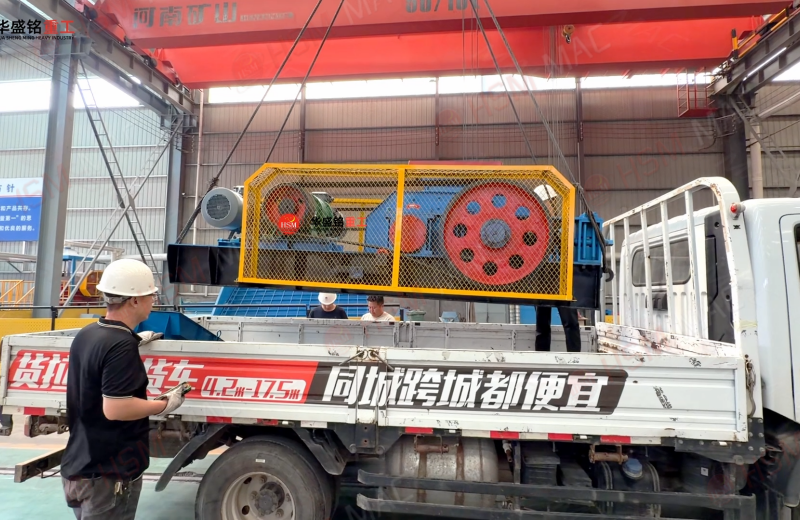 610*400弹簧对辊破碎机装车现场 610*400弹簧对辊破碎机装车现场